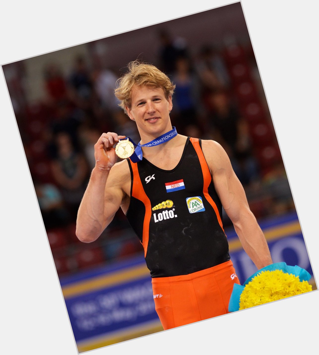 Happy birthday to Epke Zonderland (NED) who is currently warming up on parallel bars. Good luck! 