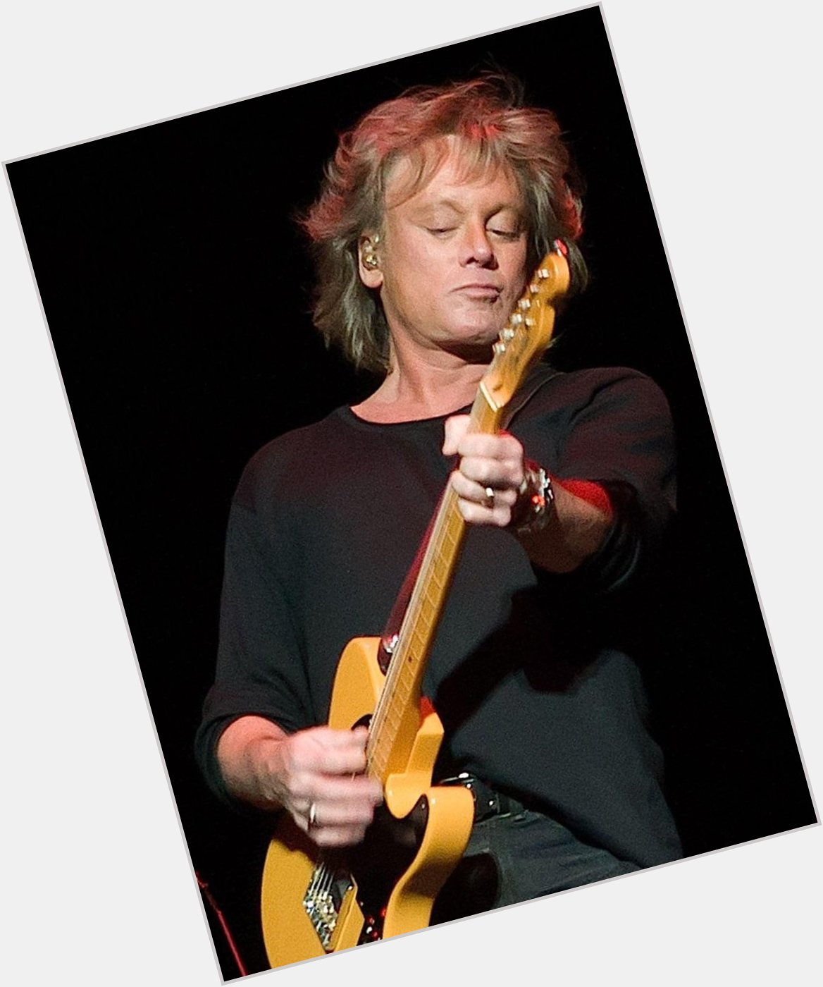 Happy Birthday to singer, songwriter and musician, 
Eric Carmen (August 11, 1949). 