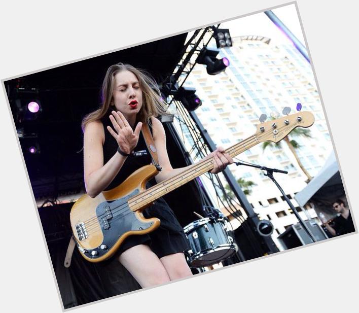 Happy birthday to the bass face greatness that is Este Haim 