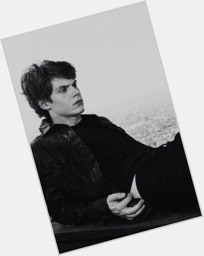 I\m really lovin all these Evan Peters happy birthday messages 