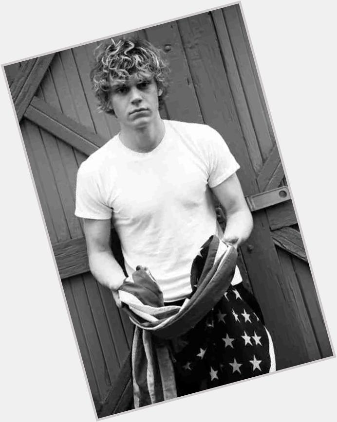 Happy birthday to the beautiful human being that is evan peters 