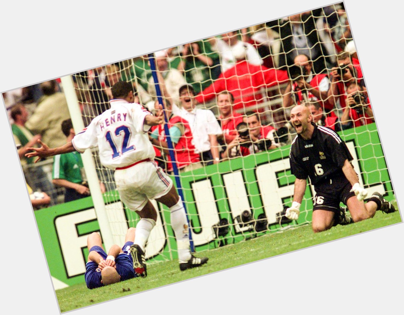 Happy 44th birthday to France goalkeeping legend Fabien Barthez! 

He kept 10 clean sheets in the World Cup alone. 