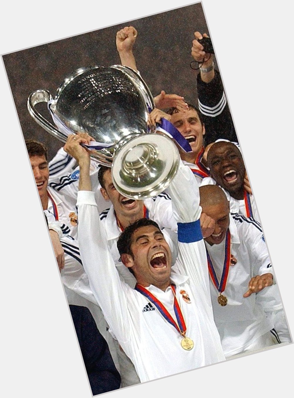 Happy Birthday to another Real Madrid legend, Fernando Hierro. 

Capitán 