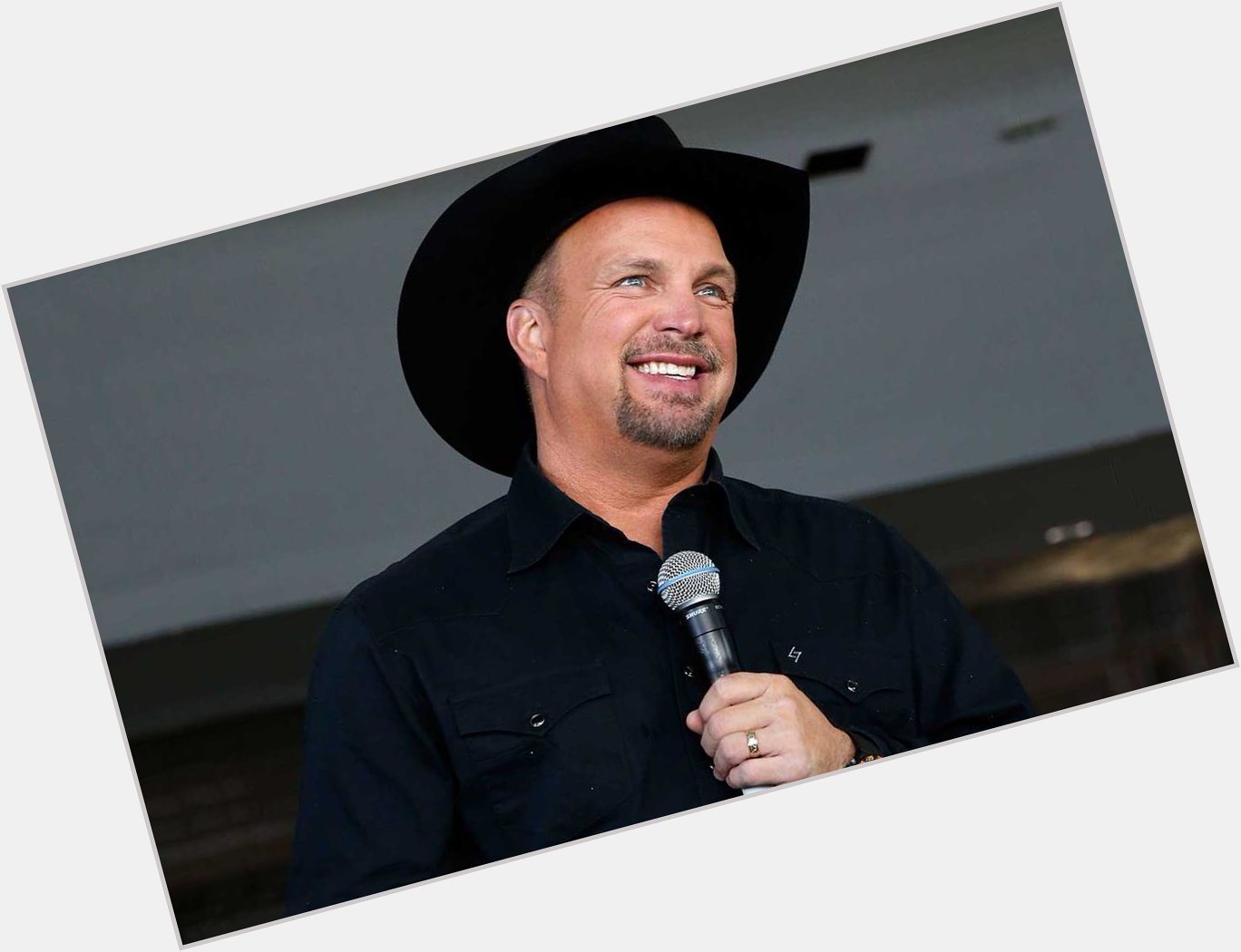 HAPPY BIRTHDAY to a friend in low places Garth Brooks.God bless you on this day. 
