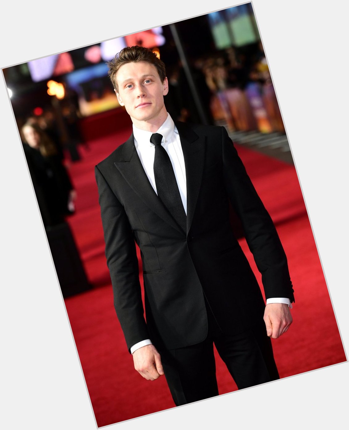 HAPPY BIRTHDAY BONNE FÊTE GEORGE MACKAY!       