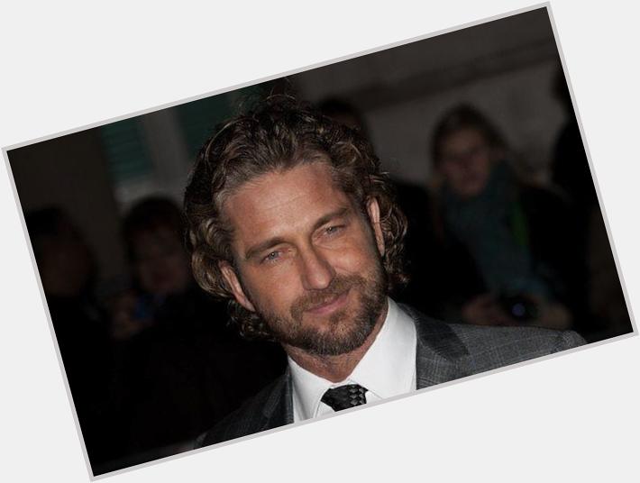 A very happy birthday to the hunky Gerard Butler, who turns 45 years old today! Time sure is treating you well, sir! 