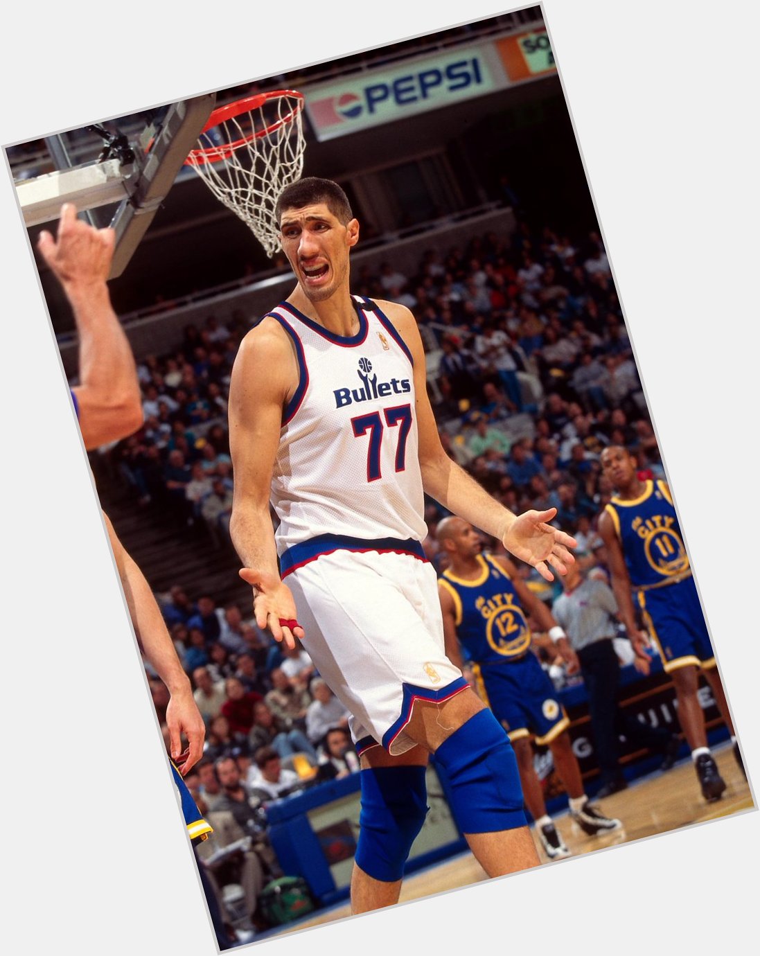 Happy Birthday to Gheorghe Muresan, who turns 44 today! 