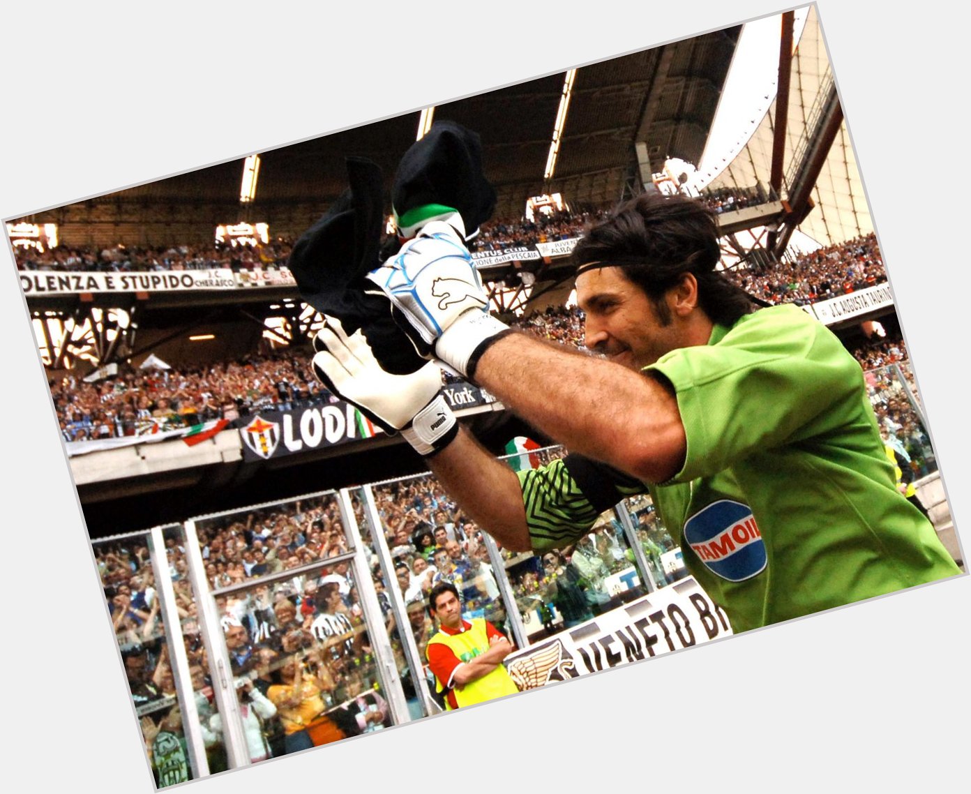 Happy 39th Birthday to one of the all-time greats, Gianluigi Buffon. 

You beautiful human being. 
