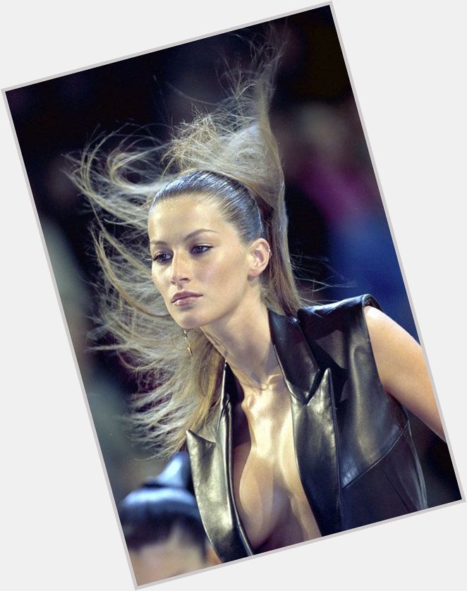  Happy birthday Gisele! Take a look of her catwalks here -->  