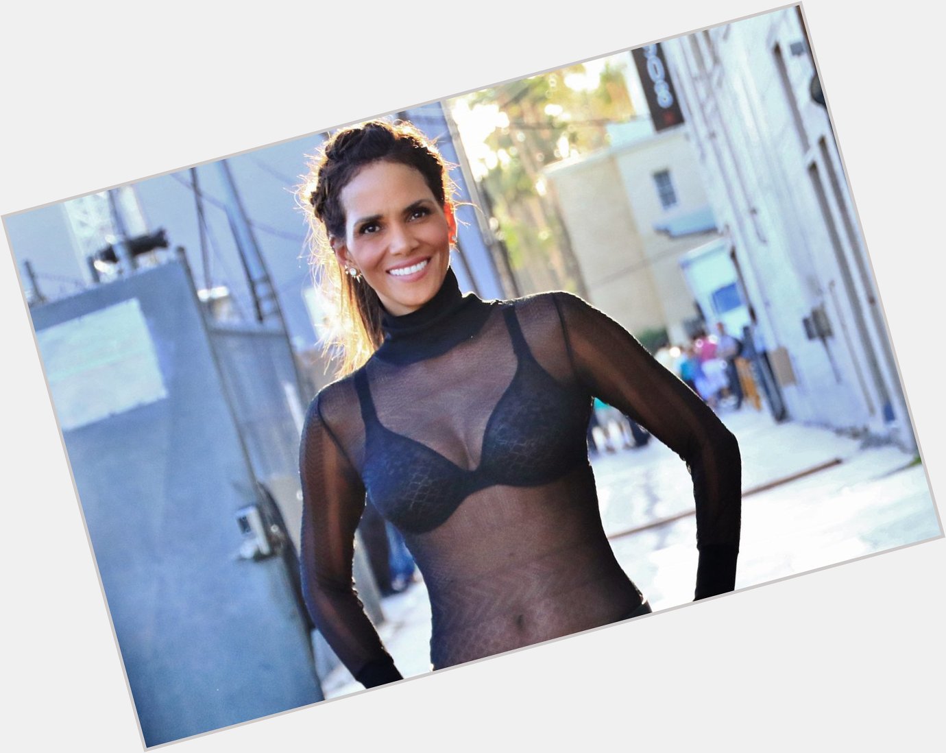 Happy 53rd birthday to one of the most beautiful women ever! Halle Berry will never stop looking stunning. 
