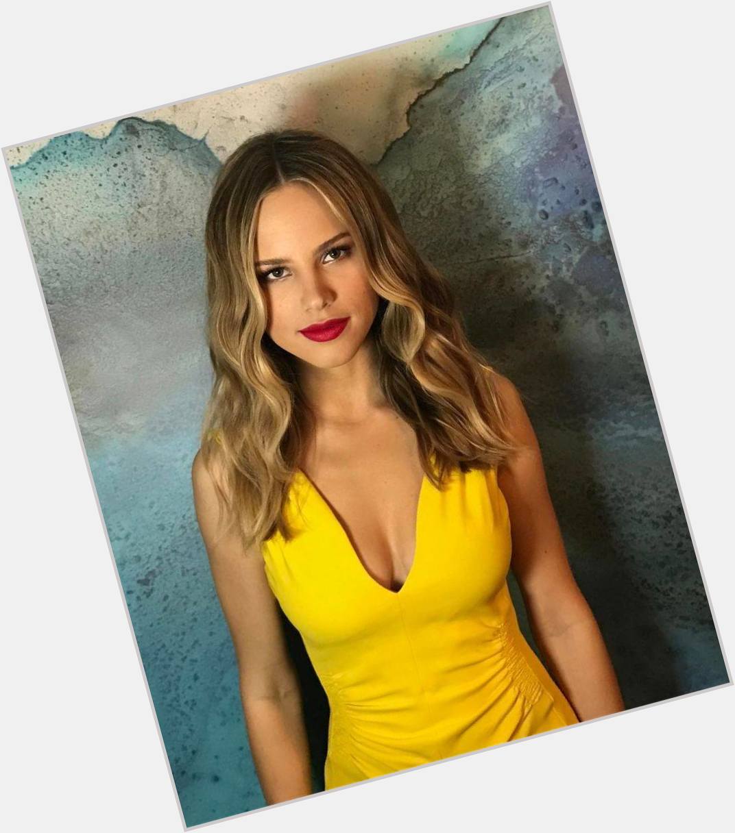 Happy Birthday to Halston Sage who turns 26 today! 