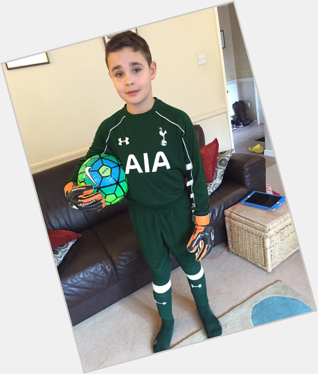  Happy birthday to Hugo Lloris. My own little version Tane in his Christmas present 