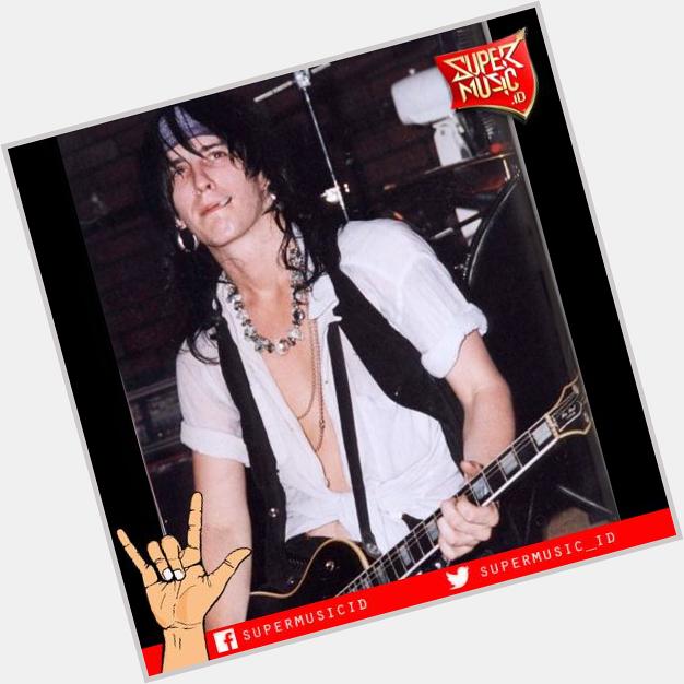 1962: Happy Birthday Izzy Stradlin, pendiri dan ex-gitaris dari Guns N\ Roses  