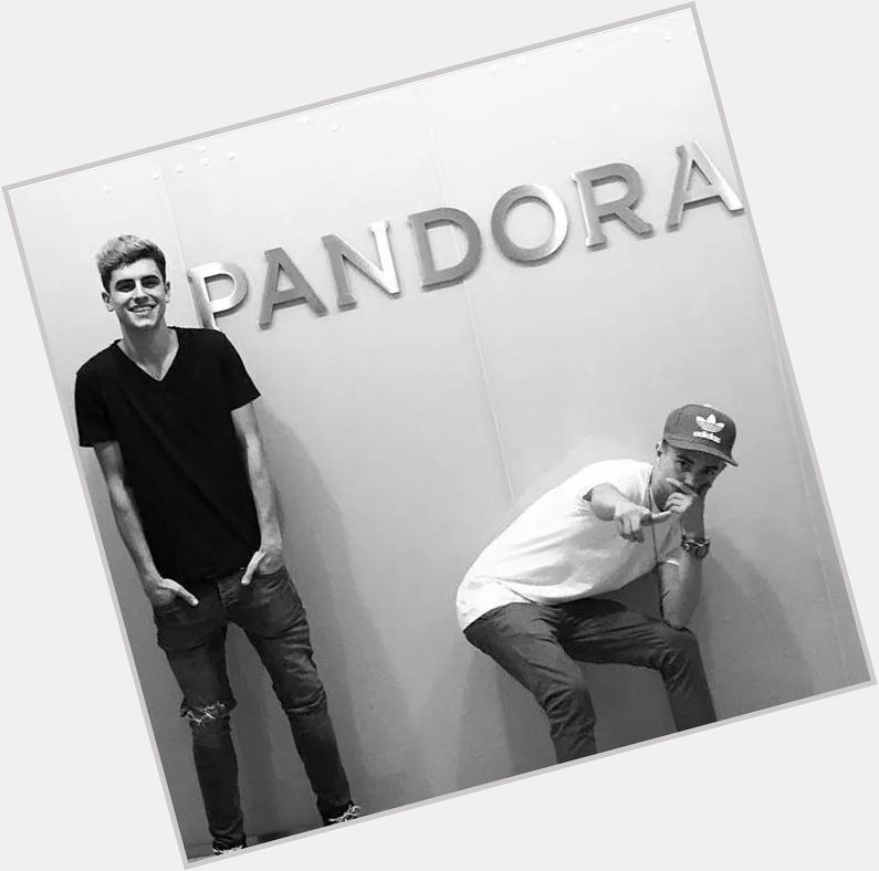 \"Happy 10th bday Pandora!\" - Jack Gilinsky vía Instagram. 