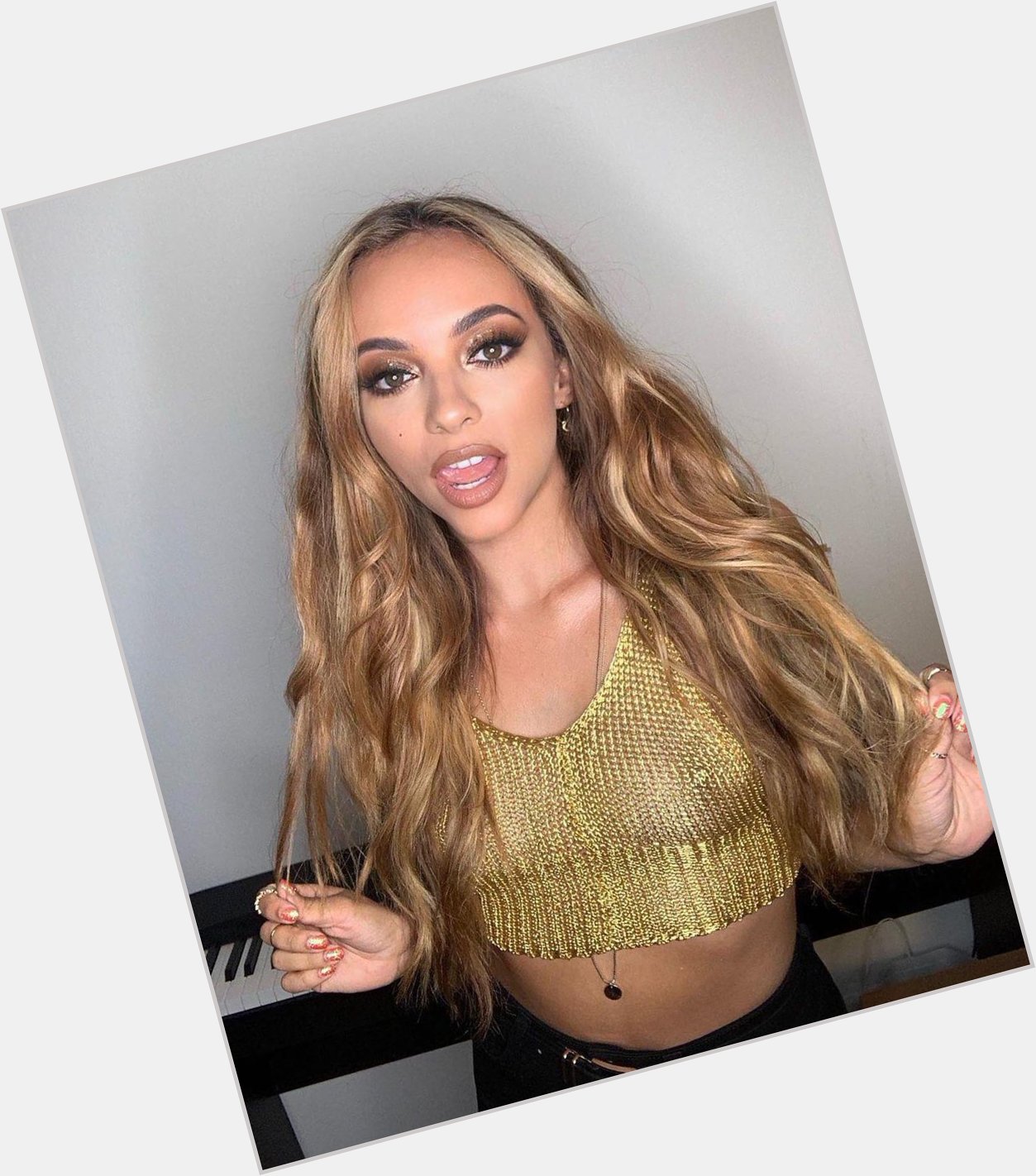 Good morning everyone My theme for today is Jade Thirlwall and I\d like to wish her a huge Happy birthday 