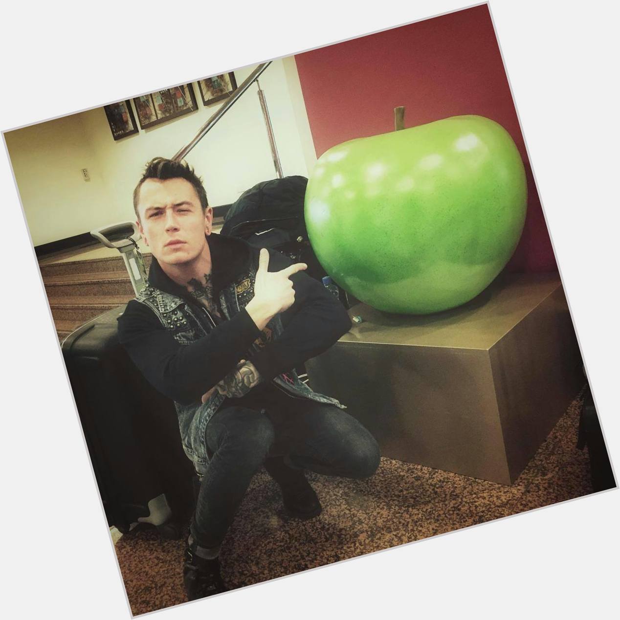 Próxima meta: ser uma maçã gigante e tirar foto com o James. u.u
Happy bday  