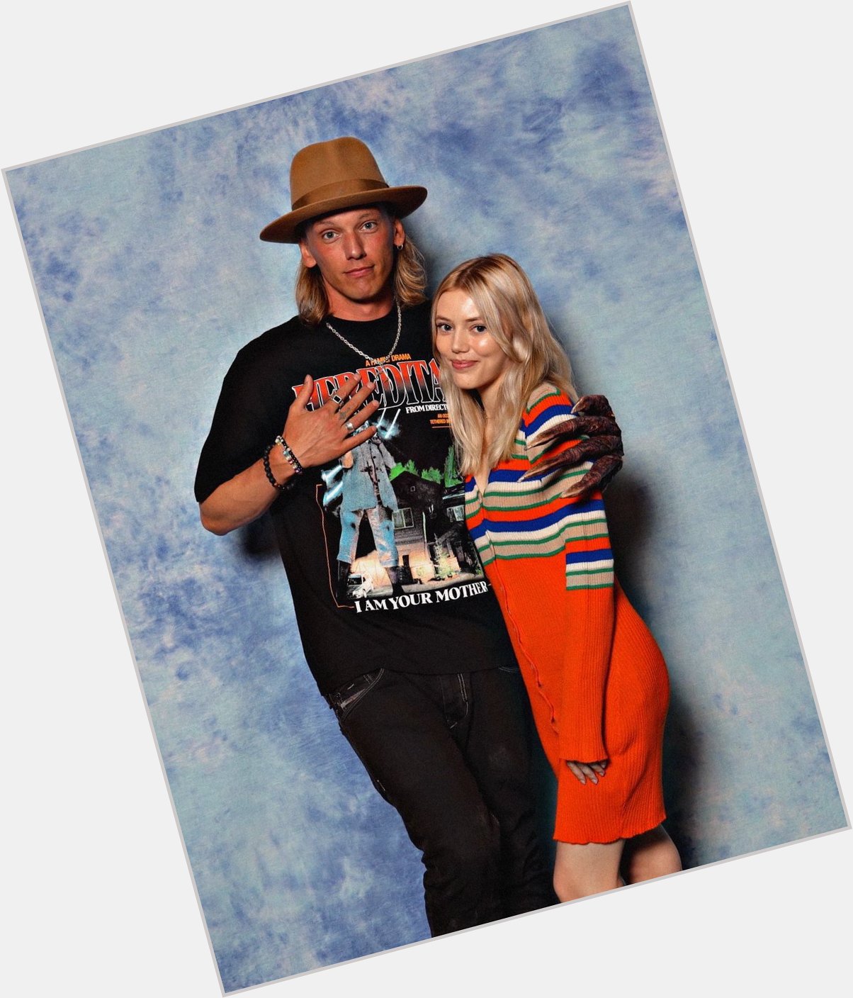 Grace Van Dien and Jamie Campbell Bower during Fan Expo Canada back in August! Happy birthday Jamie! 