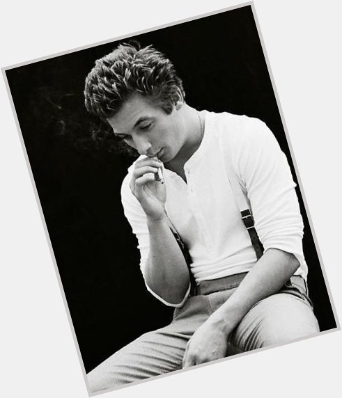 I\m a day late but happy birthday Jeremy Allen white 