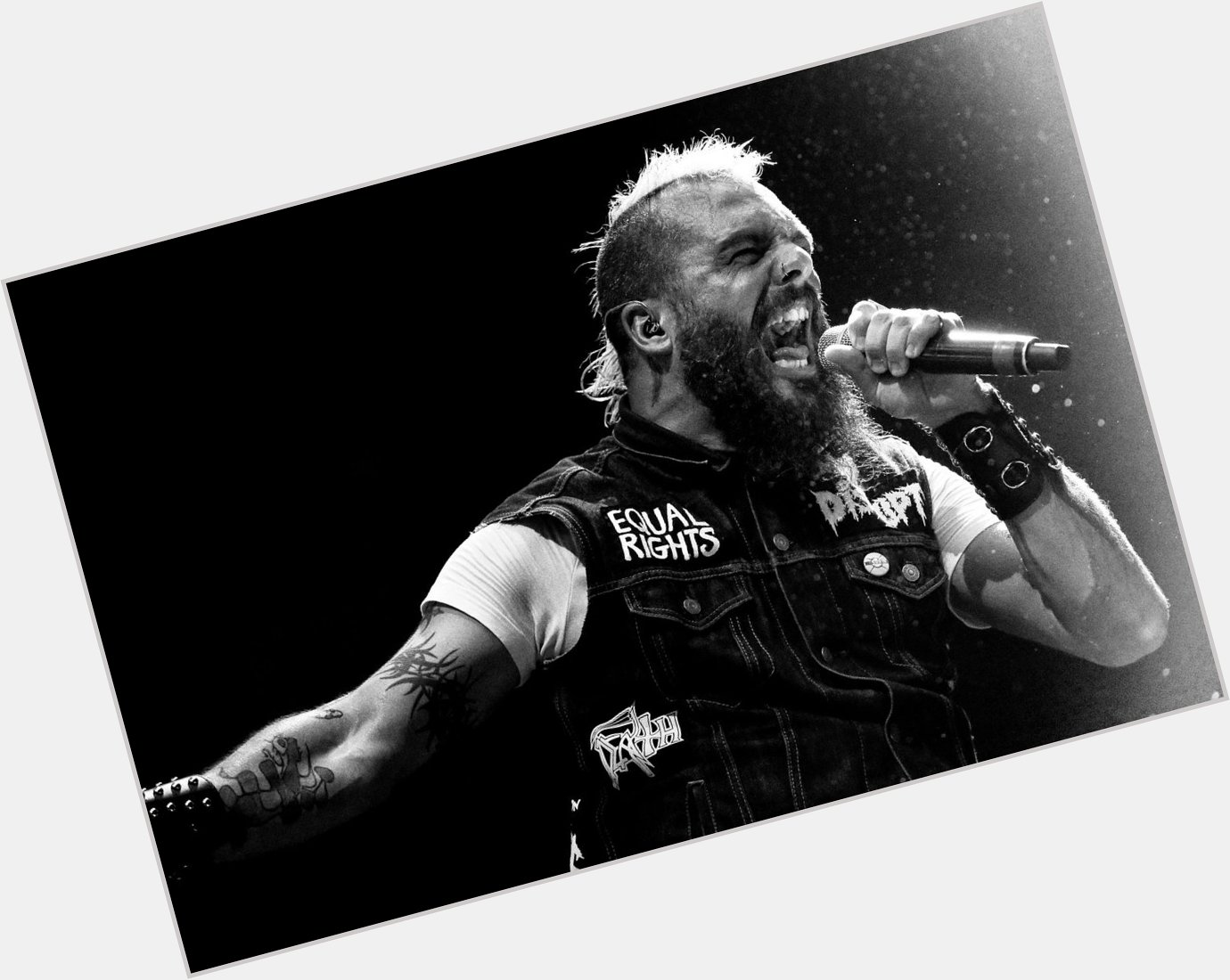  Happy birthday, Jesse Leach!

What\s your favorite Killswitch Engage song he sings on? : 