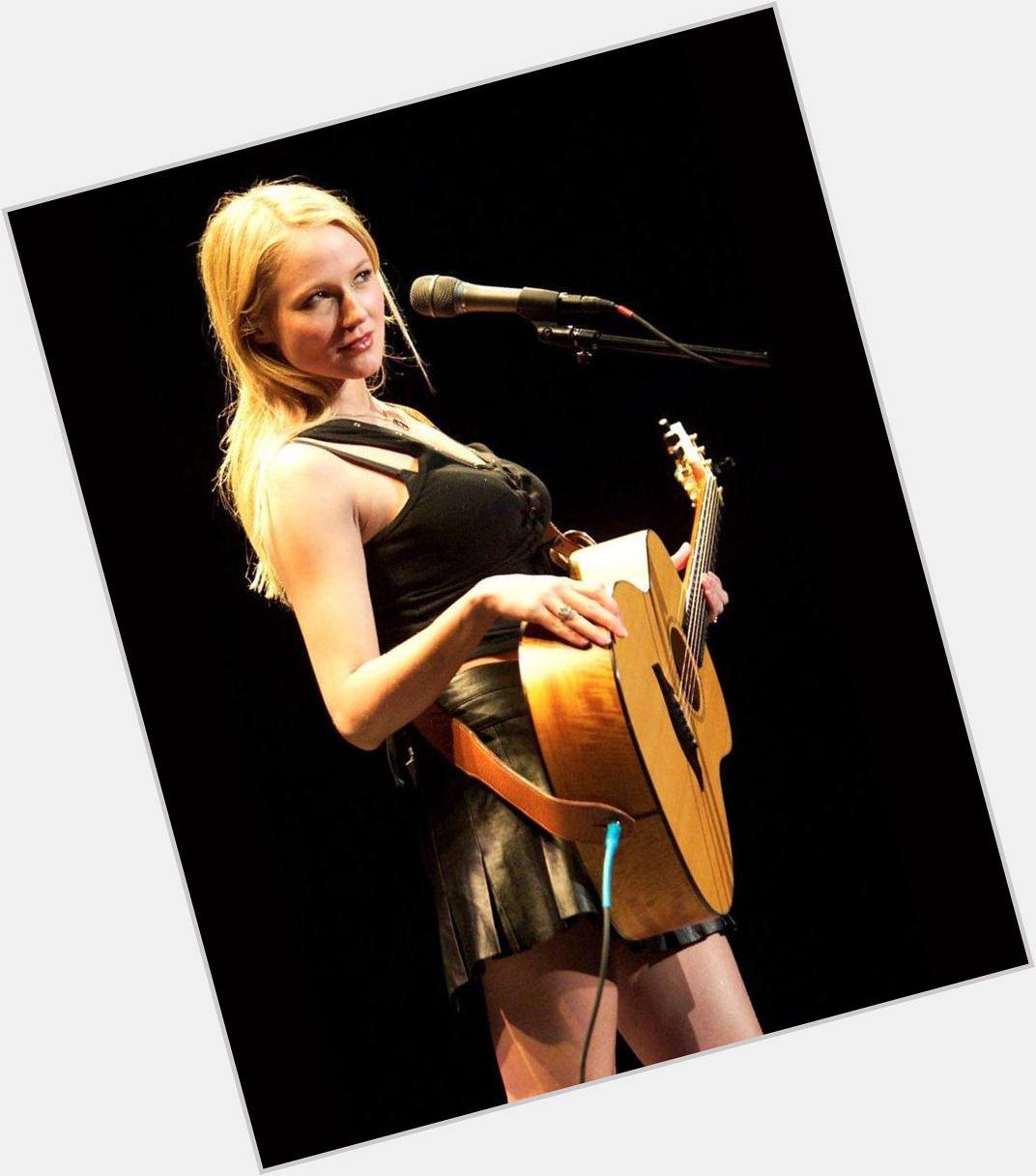 Happy Birthday to Jewel Kilcher, or just plain old Jewel, who turns 45 today! 