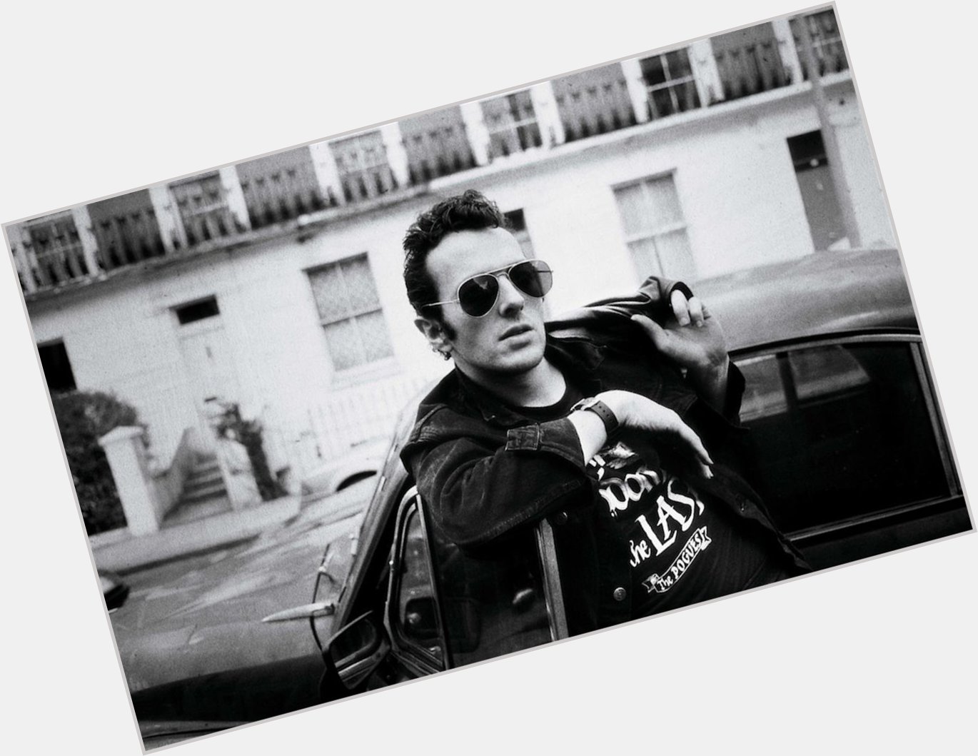 Happy birthday to my one and only true love, Joe Strummer. Died tragically young before he got to fuck me. 