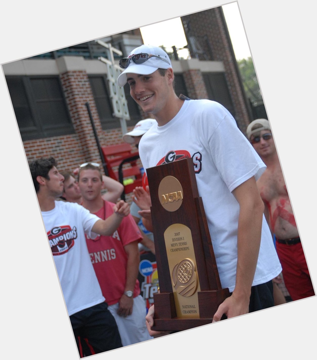 Happy birthday to the big guy and Bulldog great John Isner   | 