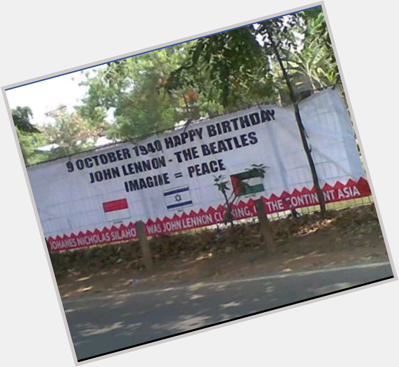 " Spanduk ucapan Happy Birthday John Lennon di jalan Kalimalang, Jakarta. Tgl 9 Oktober kemarin! 