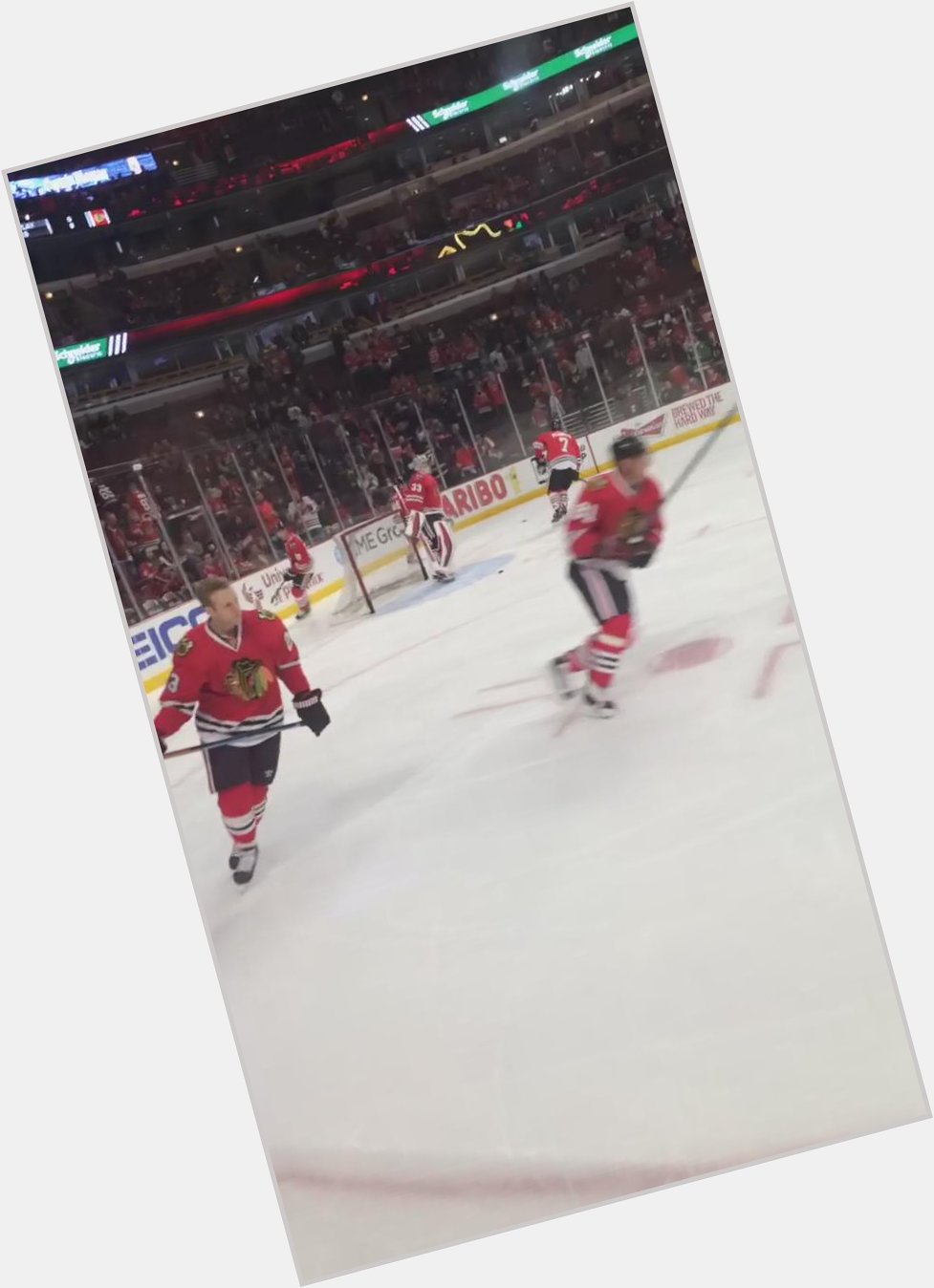 Happy bday to my fav hawks player Jonathan Toews    (ft. in the background) 