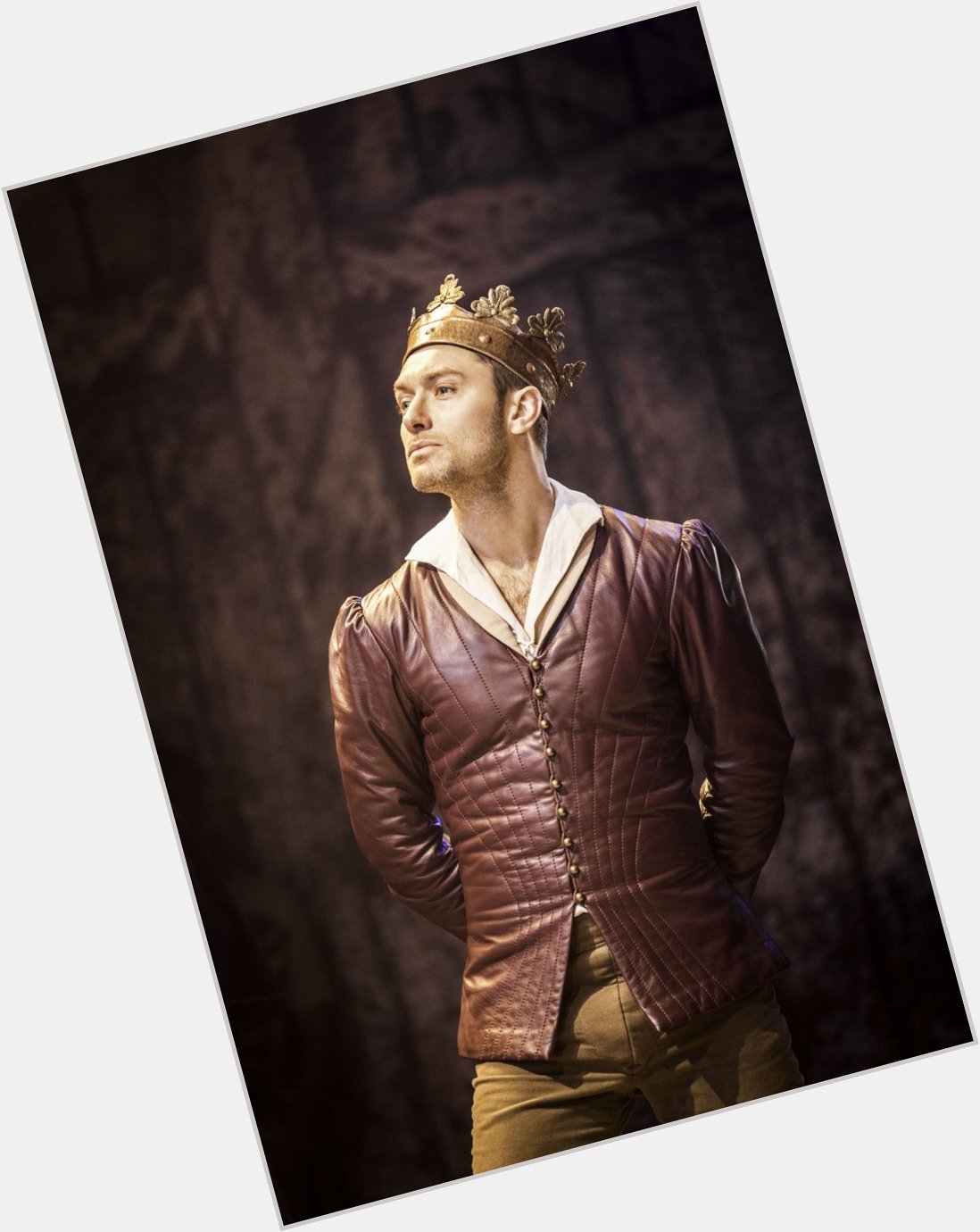 Happy birthday to our patron Jude Law! Pictured here in Michael Grandage\s production of HENRY V 