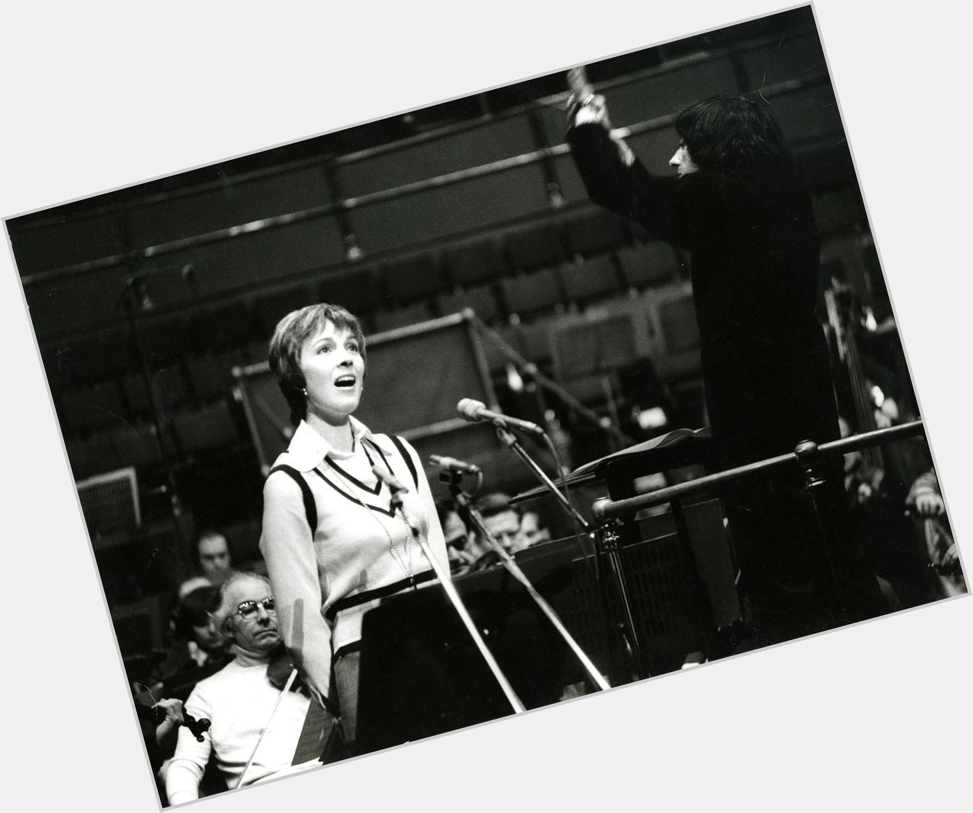 Happy 80th birthday to Julie Andrews! She performed at the Hall with André Previn and the in 1973. 