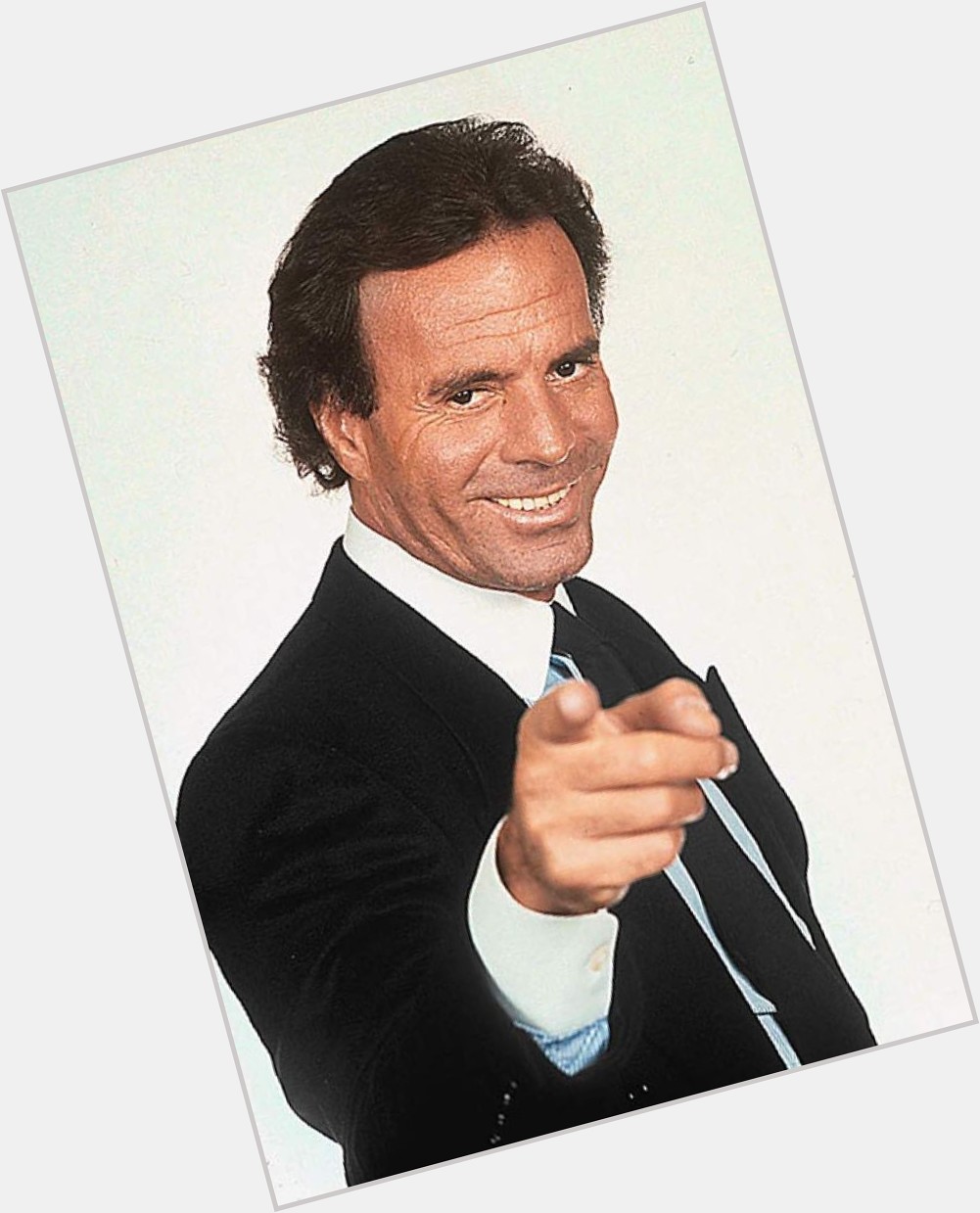 Happy birthday to Julio Iglesias! He picks Sophia up for a date in the show! 