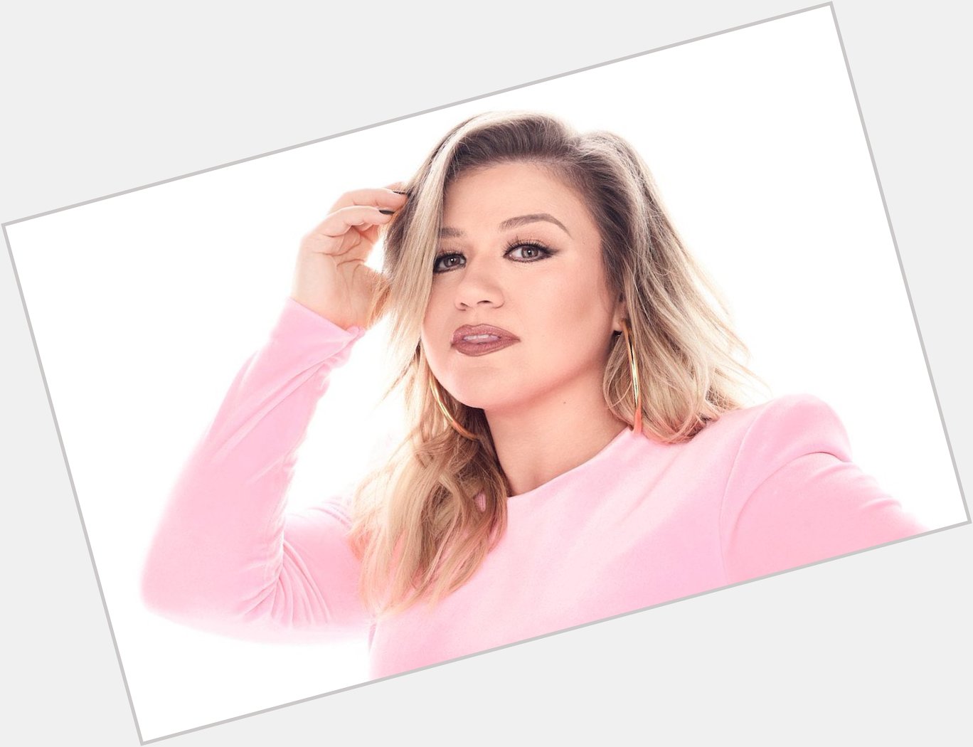 Happy 40th birthday to the amazingly talented and beautiful Kelly Clarkson!   