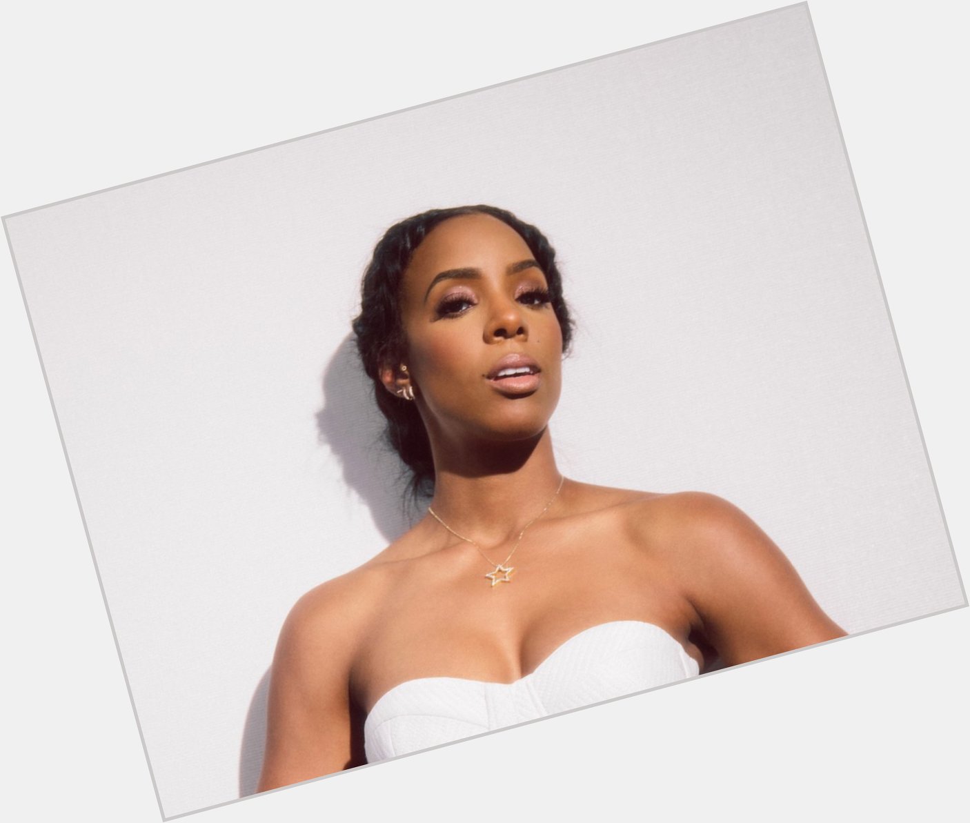Happy birthday to the stunning and talented songstress Kelly Rowland 