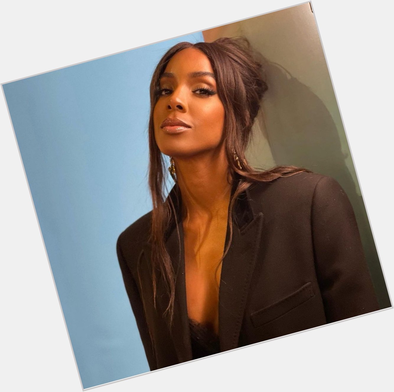 Happy Birthday to Kelly Rowland

Her message page is Her Instagram page is  