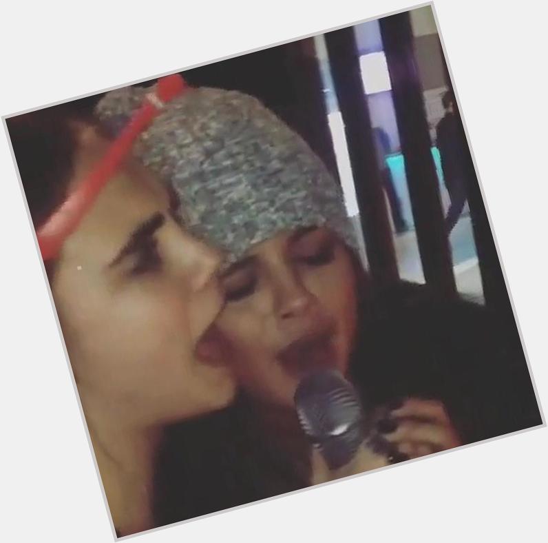 Foto/capturas: Selena y Cara Delevigne cantando el Happy Birthday a Kendall Jenner. (1-4) 