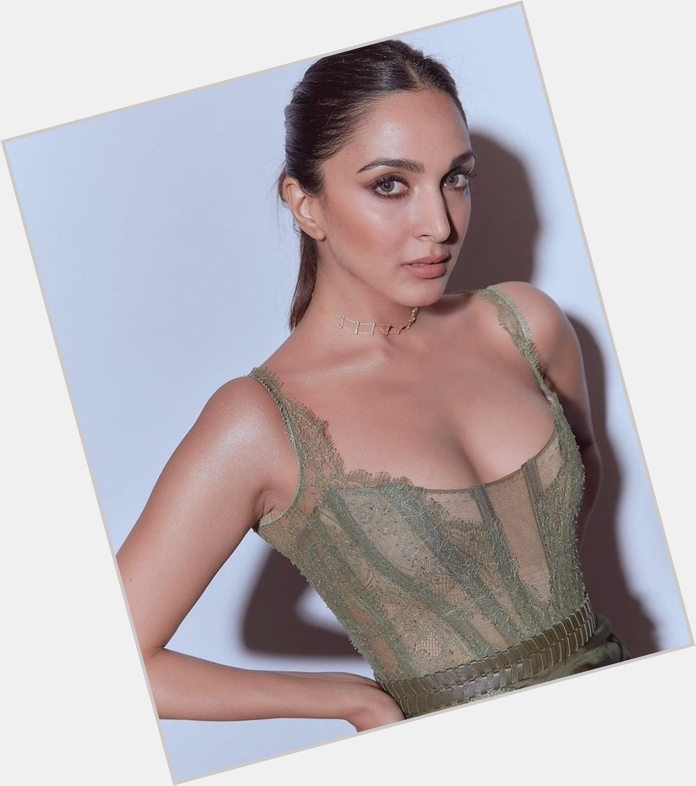 This girl can slay anytime anywhere with or without makeup 

HAPPY BIRTHDAY KIARA ADVANI 