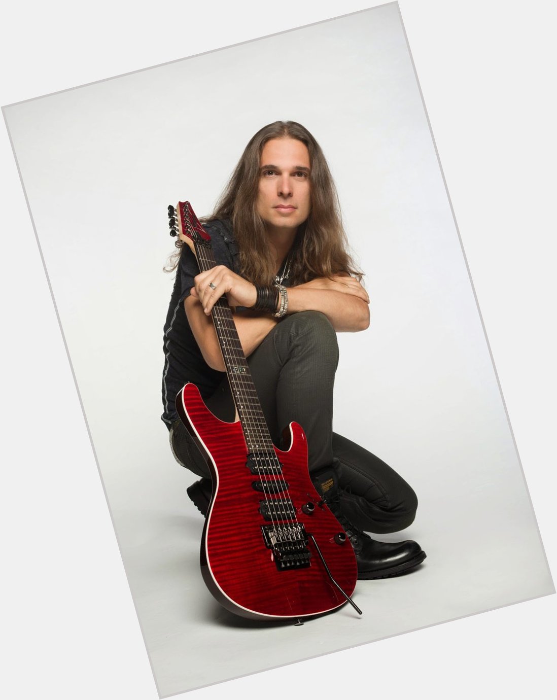 Happy birthday to Kiko Loureiro! The Brazilian guitarist from Megadeth (Ex-Angra) celebrates today his 49th birthday 