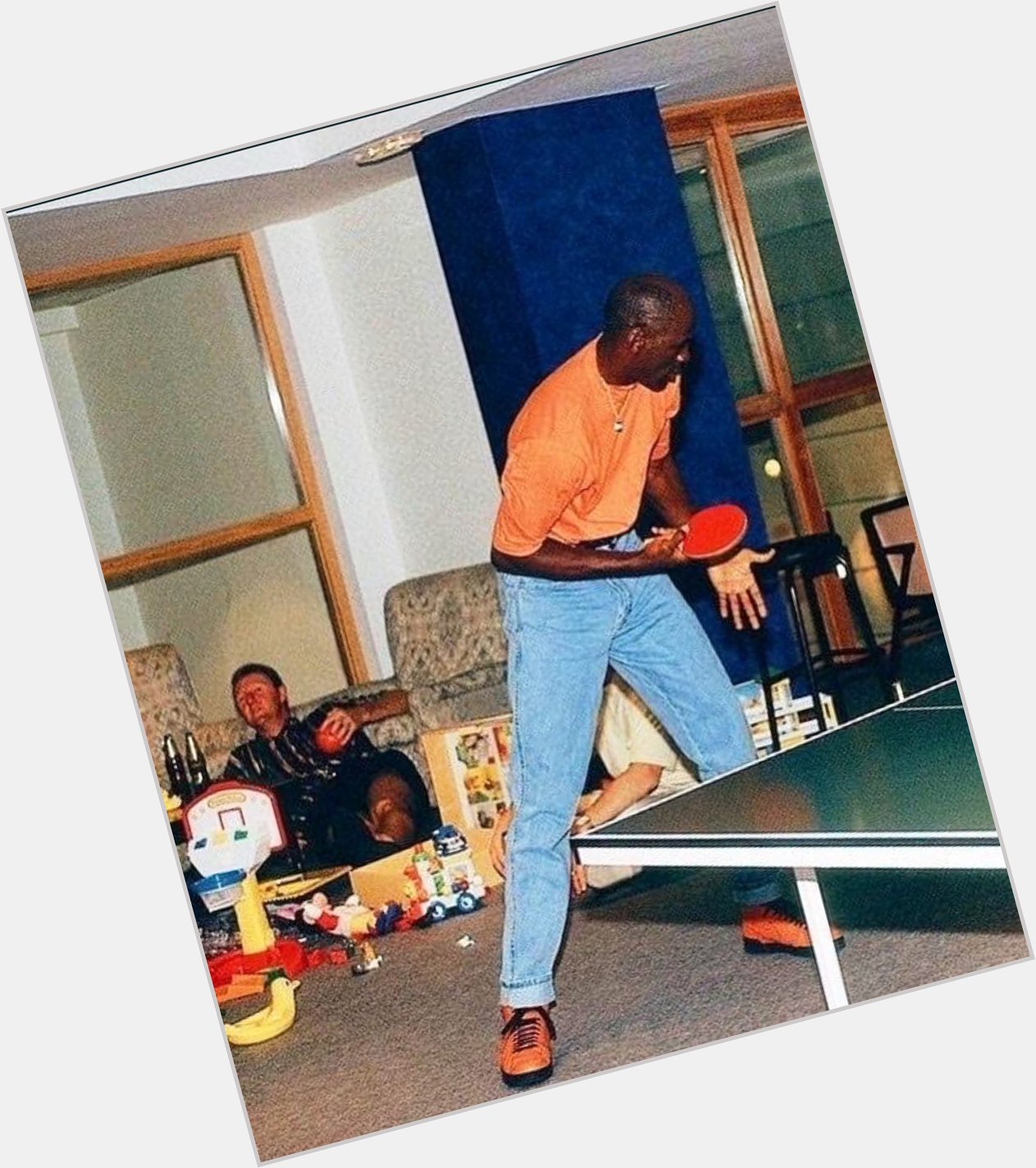 Larry Bird enjoying some beers while Michael Jordan plays table tennis. (1992)

Happy Birthday Larry Legend! 