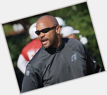 Happy birthday to former LB & current assistant coach Larry Foote 
