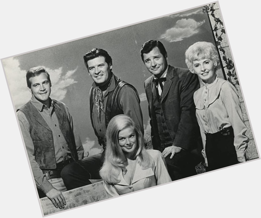 Happy birthday to Lee Majors, turning 81 today.  Here he is with the cast of  