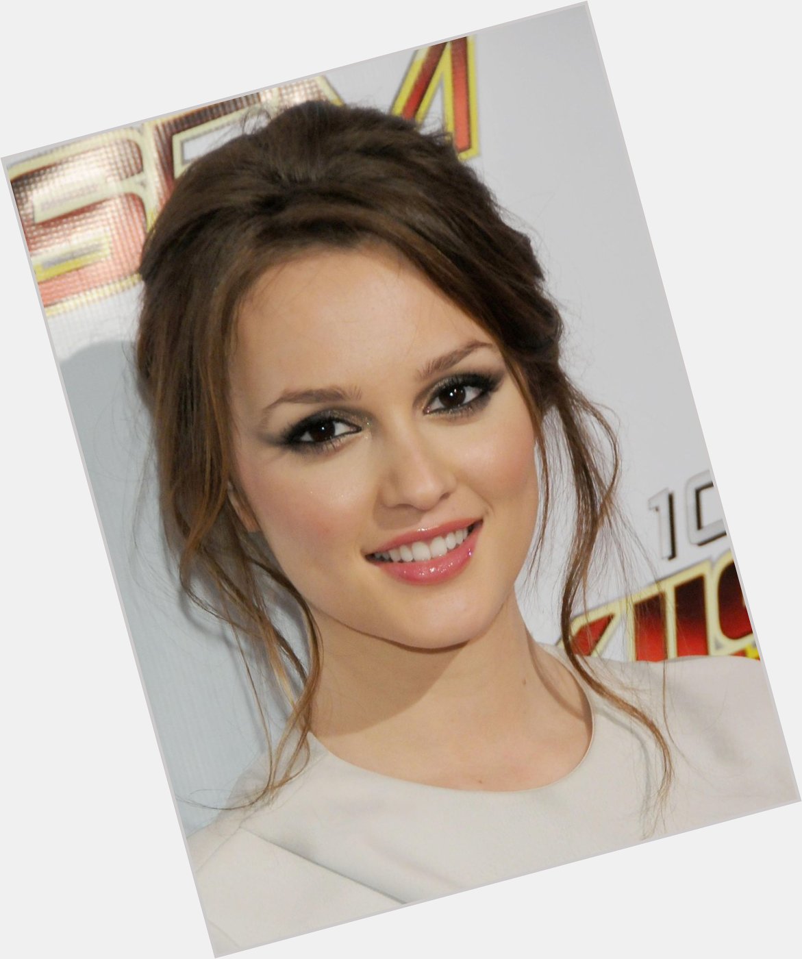 Happy Birthday Leighton Meester. Our ultimate style, beauty and general girl crush! 