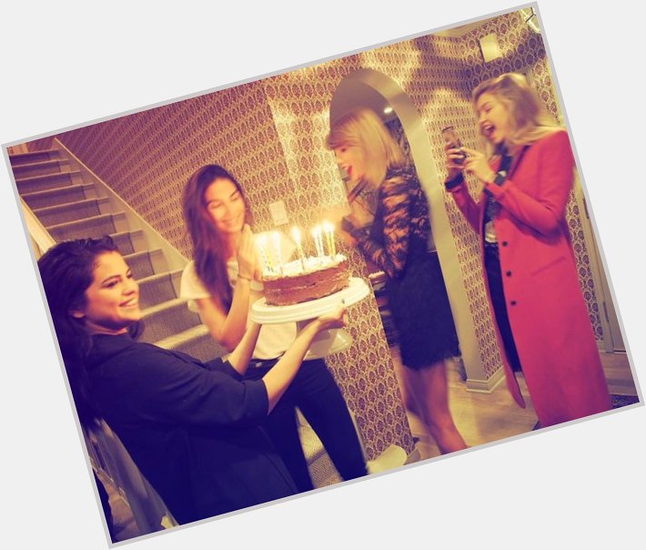 Selena celebrated Lily Aldridge\s birthday last night! She looked so happy and so cute to be at her birthday party. 
