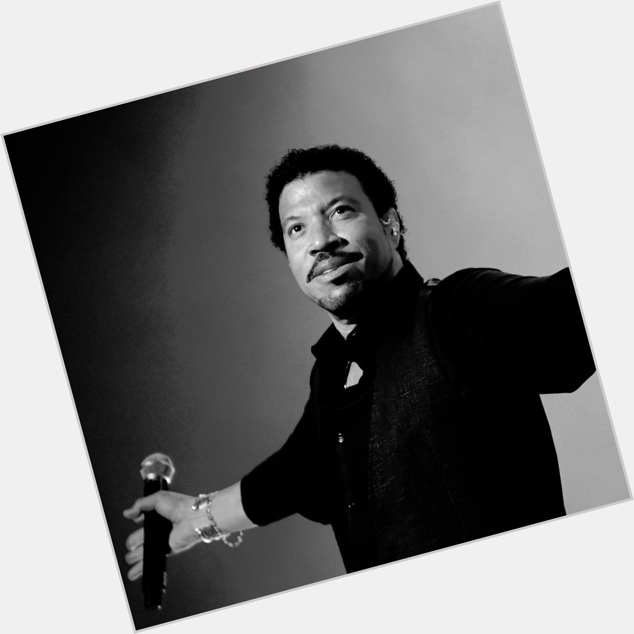 Happy Birthday to the great Lionel Richie............................ 