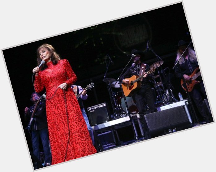 Concertgoers Sing \Happy Birthday\ to Loretta Lynn at the Ryman [WATCH]  