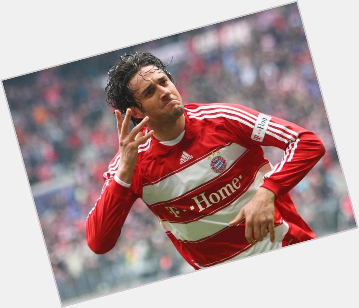 Happy 38th birthday to the former striker Luca Toni ! 