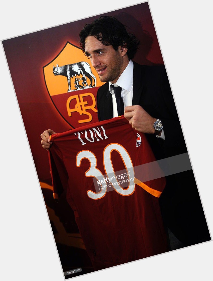 Happy birthday to former Roma player, Luca Toni! 

Auguri Toni! 