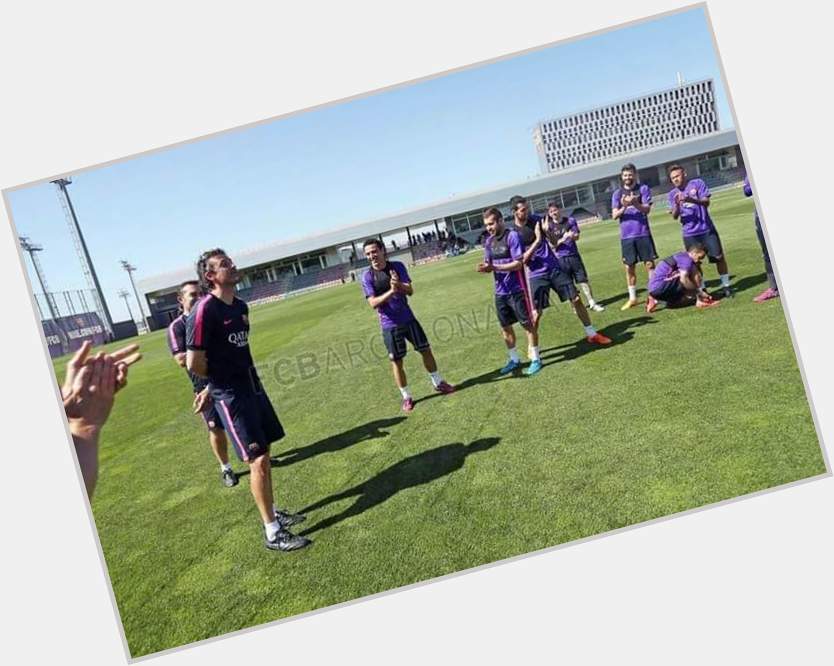 Barça\s players give Luis Enrique a huge ovation during today\s training session, Happy Birthday boss. 