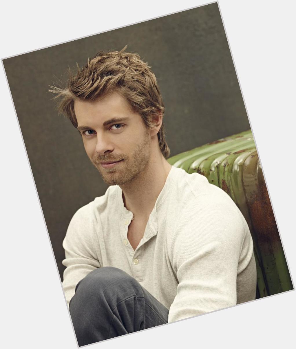 I\d like to wish a very happy birthday to the great Luke Mitchell Have fun buddy! ;) 