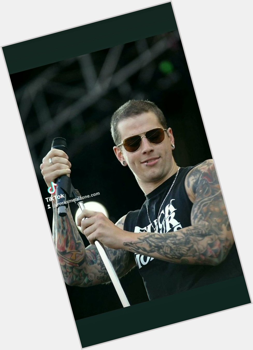 Happy birthday M. Shadows 

July 31, 1981

What\s your favorite Avenged Sevenfold track? 

 
