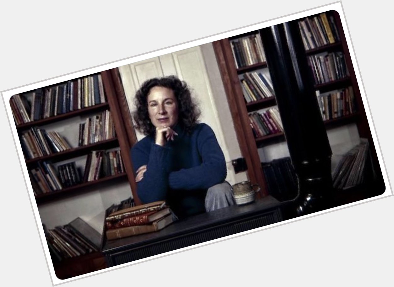 Happy birthday!
I read for pleasure and that is the moment I learn the most.
Margaret Atwood, nov 18, 1939. 